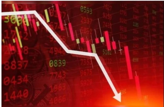 US Market Sell-Off: Dow, Nasdaq futures sink 700 points after Trump tariffs.