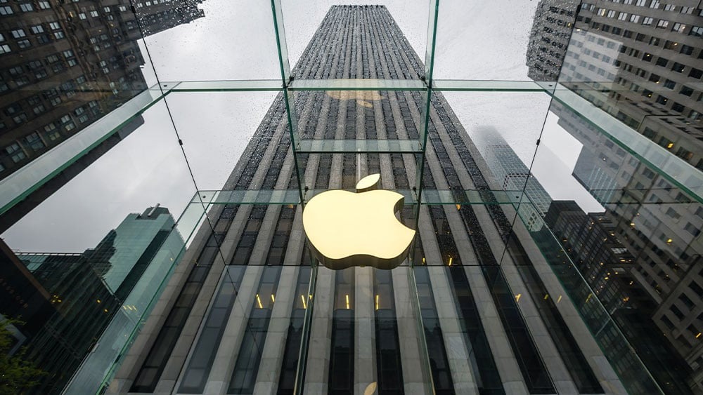 Apple has added a handle to its cup base, setting a new buy point at $250. The company is also planning to build a server manufacturing factory in Texas in collaboration with Foxconn, enhancing its AI infrastructure.