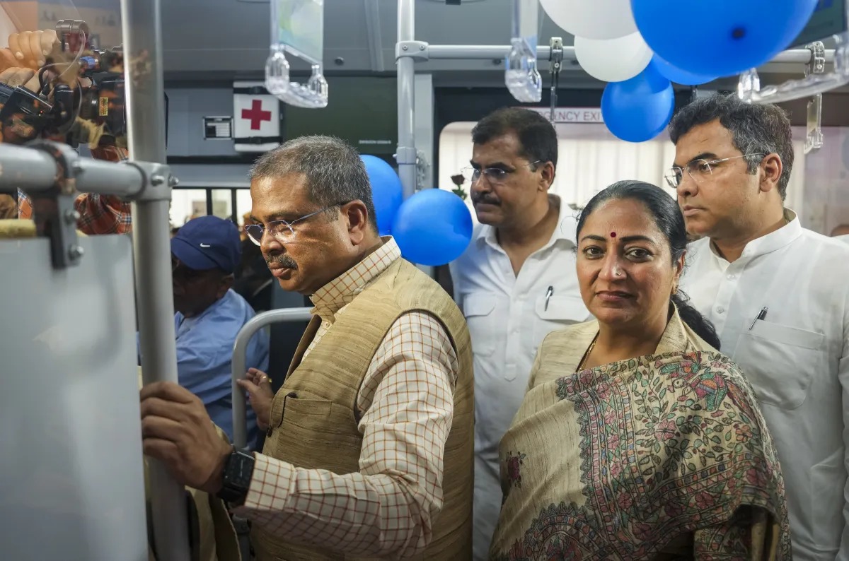 Delhi govt flags off 400 battery buses, 2,080 more to be added by end of this year, says Rekha Gupta