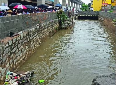 Storm drain pollution draws Rs.1 lakh penalty.