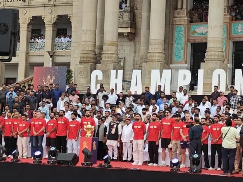 RCB Victory Parade LIVE: Karnataka CM, Governor Felicitate IPL 2025 Champions