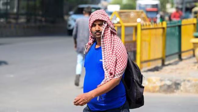 delhi-heatwave-residents-walking-45C.jpg