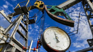 Oil rig at sunset symbolizing crude oil market volatility due to geopolitical risks