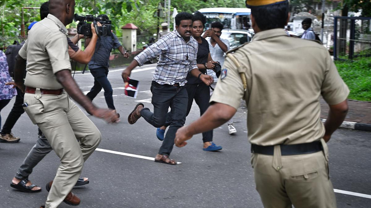SFI students protesting with banners outside Kerala Raj Bhavan over RSS photo controversy