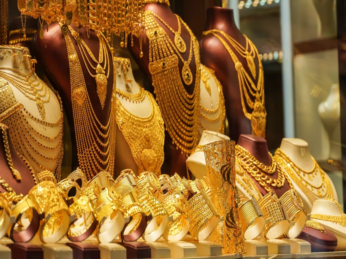 Gold jewellery on display with daily gold rate board in Indian market