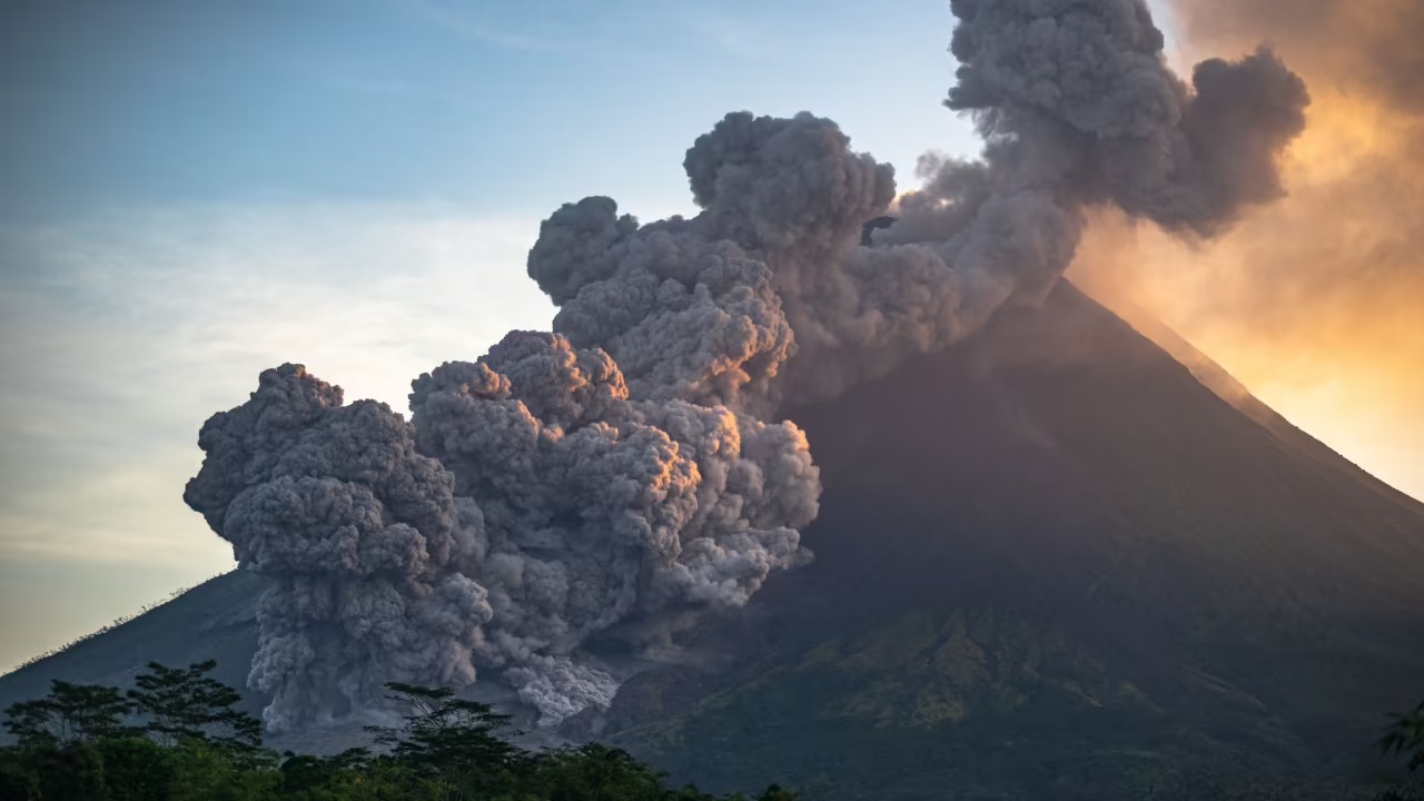 Indonesian volcano Mount Marapi with steep slopes and clouds, site of Brazilian hiker’s fatal fall