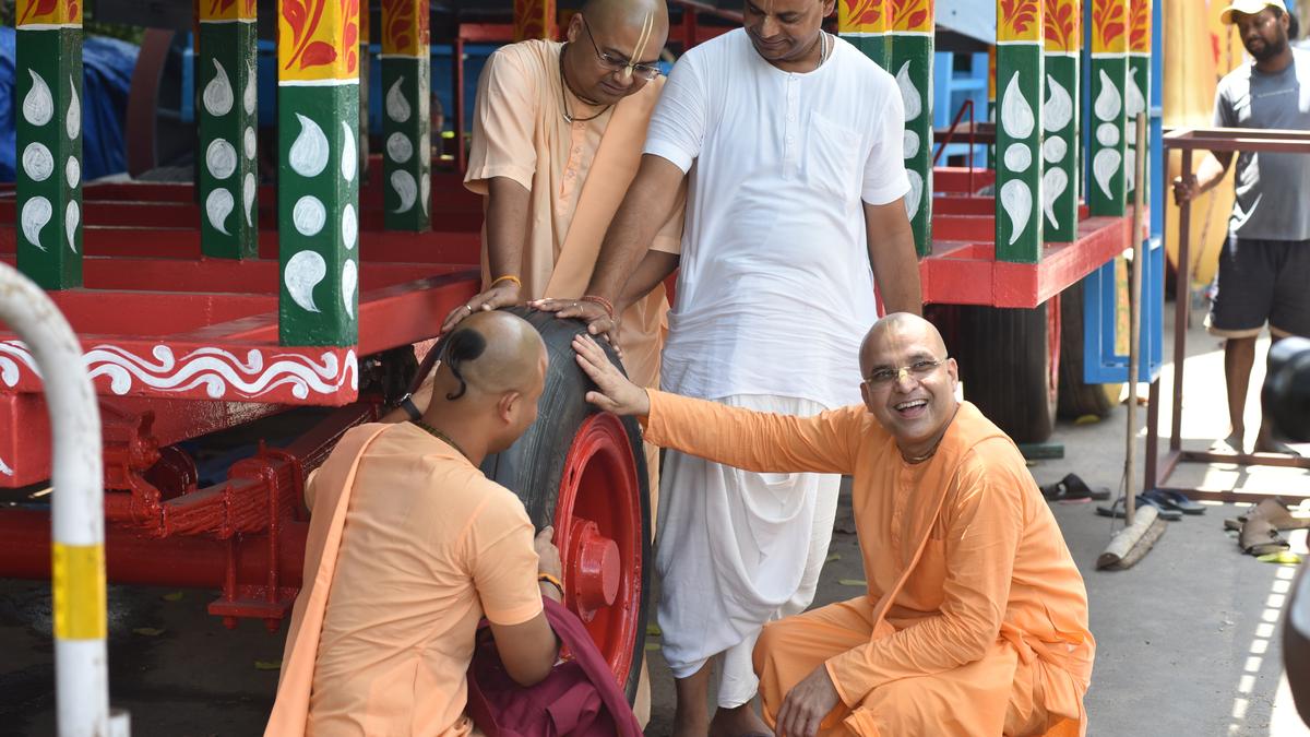 Devotees pulling the chariot during Rathyatra at Digha Jagannath Temple