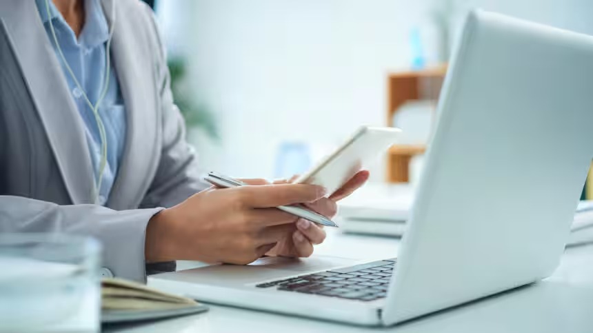 Student filling SSC Stenographer application form online