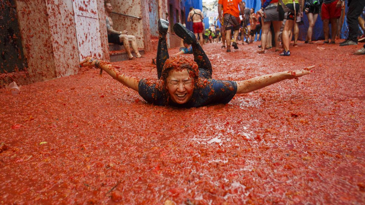 Crowd throwing tomatoes during La Tomatina festival in Buñol, Spain