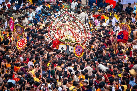 Devotees gather near Salabega’s Samadhi on Grand Road in Puri as Lord Jagannath’s Rath halts during Rath Yatra 2025