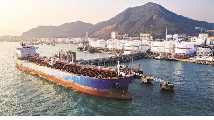 Oil tanker docked at Indian port representing surge in crude imports from the United States in 2025