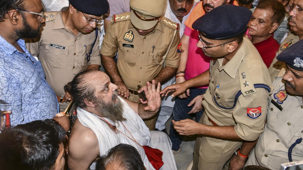 “Police officer and temple priest in confrontation during Rath Yatra in Kanpur”