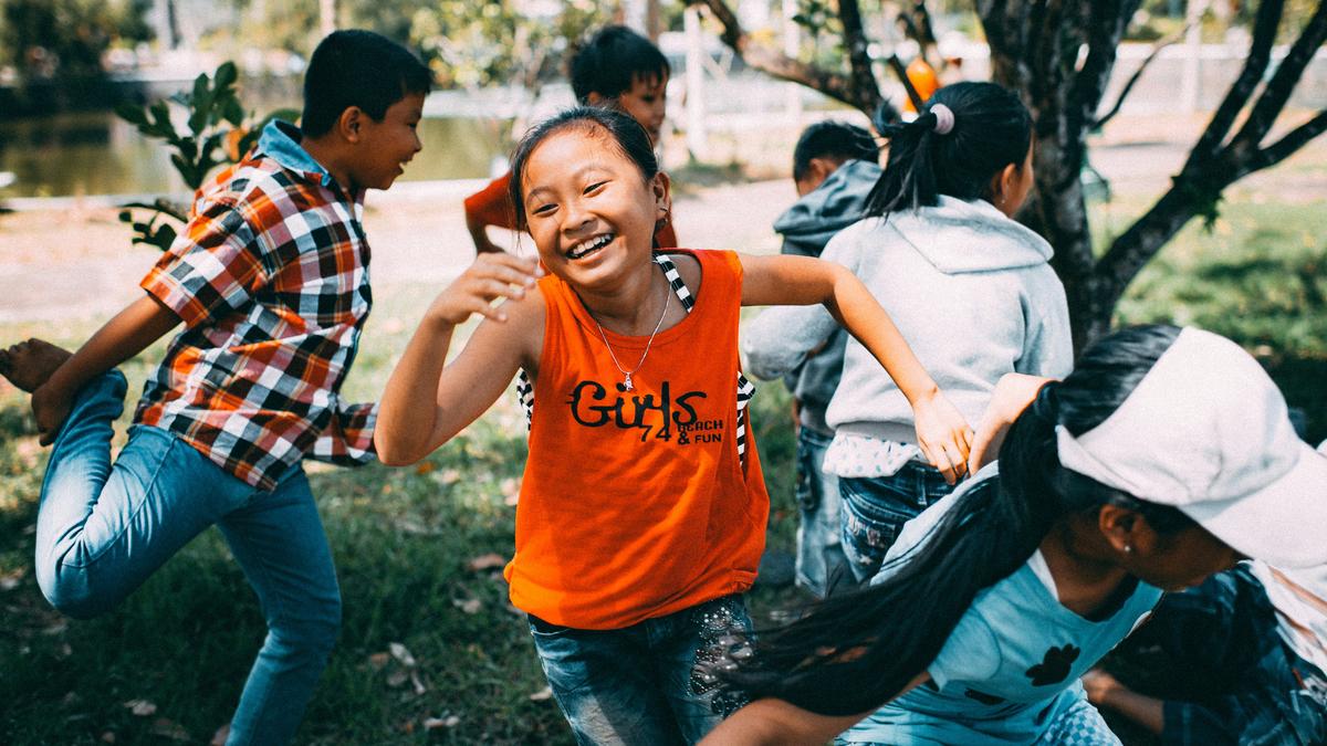 “Teenagers outdoors facing climate change challenges, symbolizing adolescent health concerns”