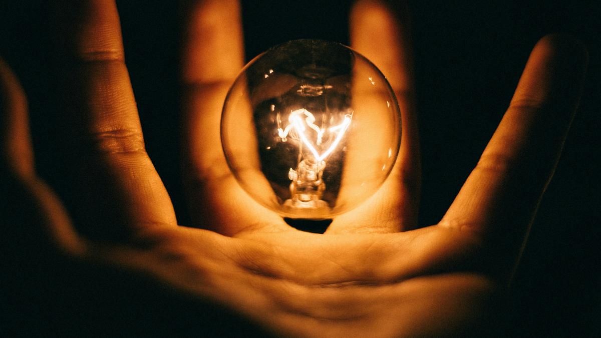 Light trapped in a supersolid state using quantum theatre experimental techniques