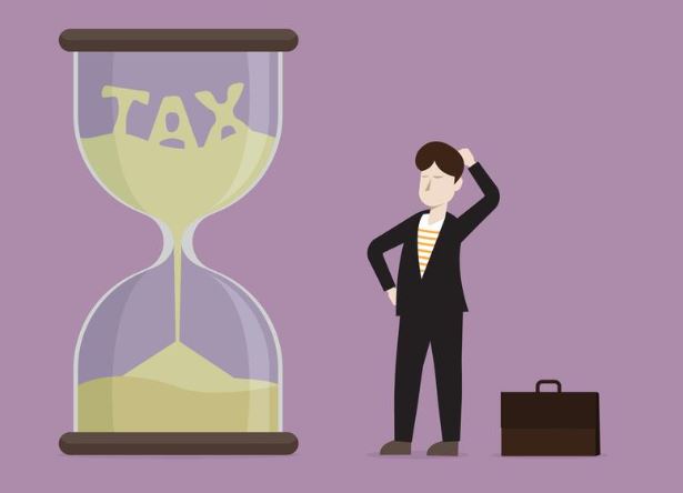 Indian Finance Commission panel discussing resource distribution between centre and states with Vizzve Finacr visual overlay