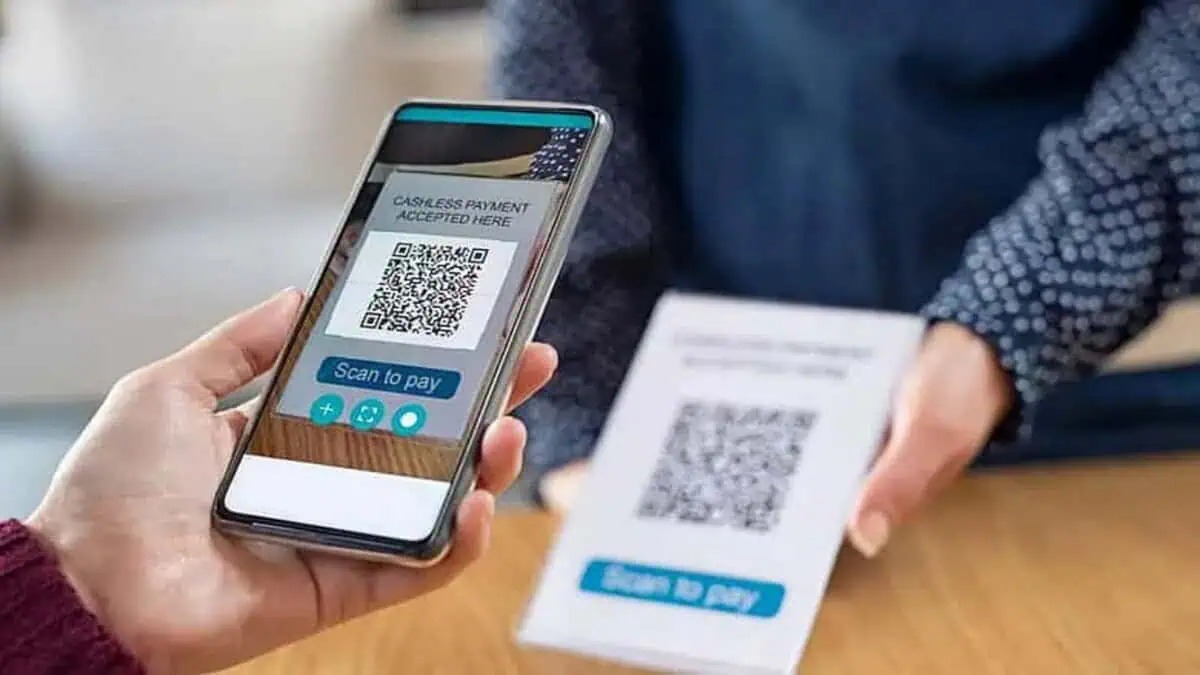 Person scanning QR code for UPI payment using Vizzve app – cashless India growth