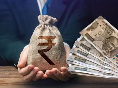 Indian man checking loan eligibility score on smartphone with Vizzve Finance app.