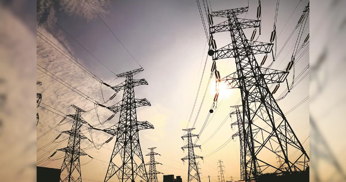 Power engineers protesting against discom privatisation in Uttar Pradesh