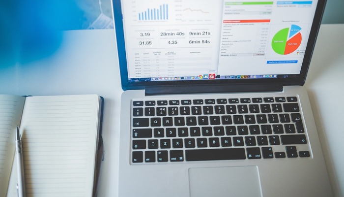 HR team using Vizzve Finance’s employee loan dashboard on laptop