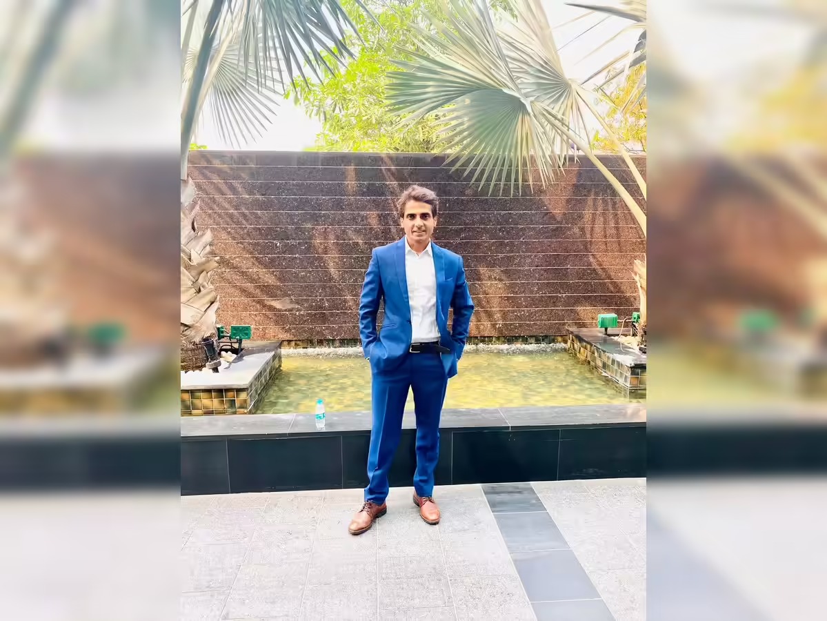 Financial expert Kshitiz Mahajan explaining mutual fund strategies on a digital screen