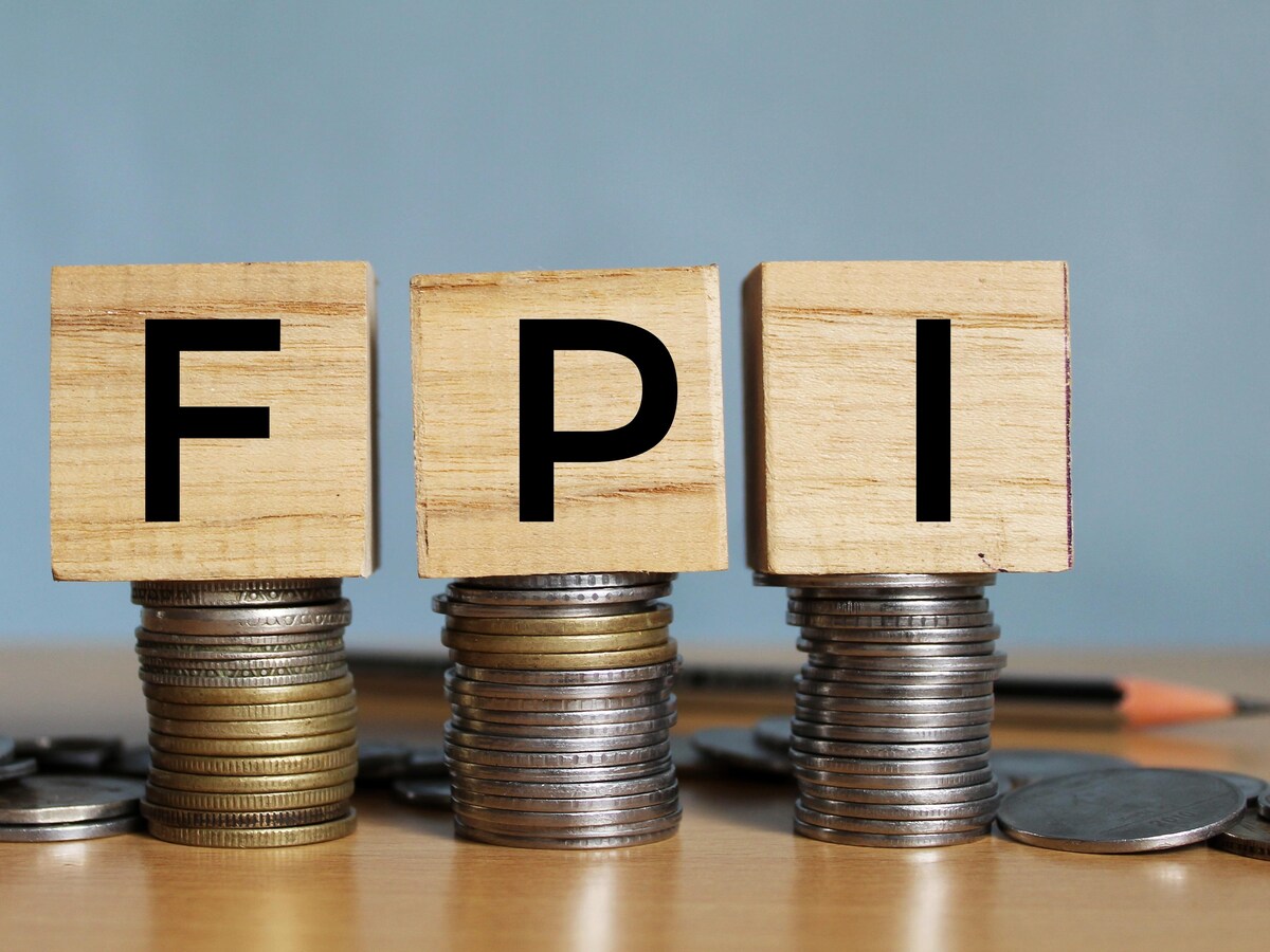 Illustration of a tug-of-war rope between retail investors and foreign investors over small cap stocks – India markets