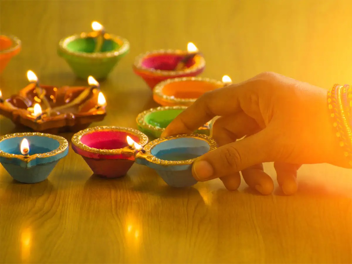 Indian family shopping with credit cards during a festive sale with Vizzve branding – highlighting loan decisions during Diwali season