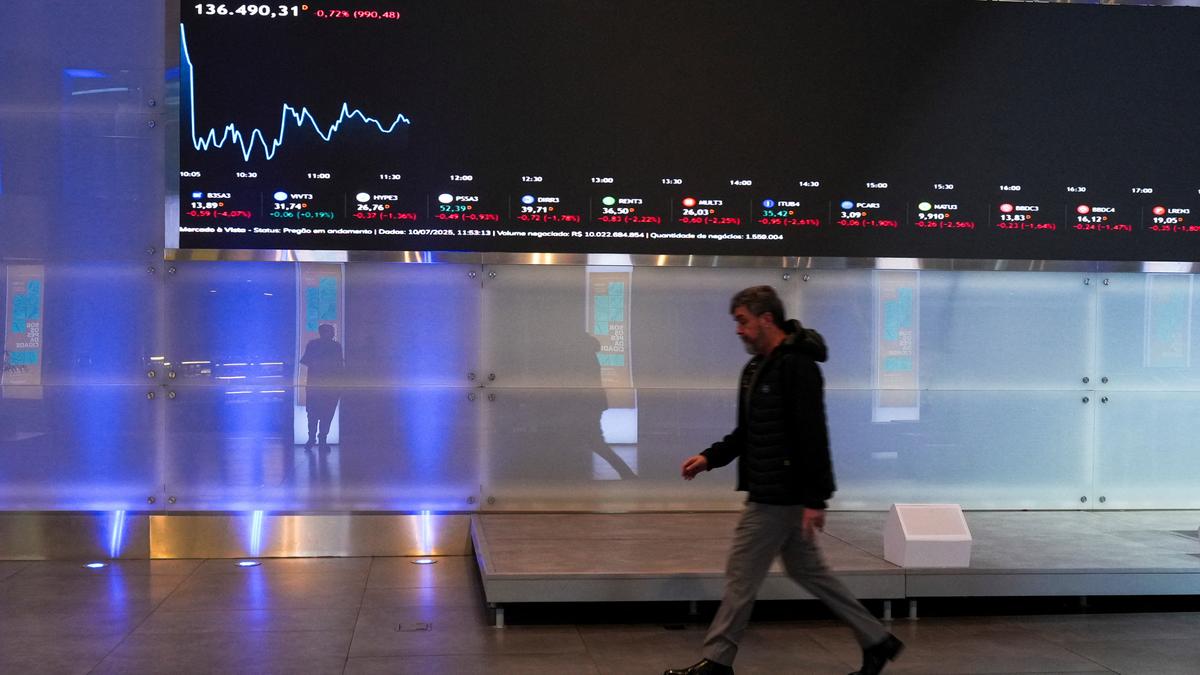 “Global stock markets decline with red charts, U.S. flag, and Trump’s silhouette symbolizing tariff threats”