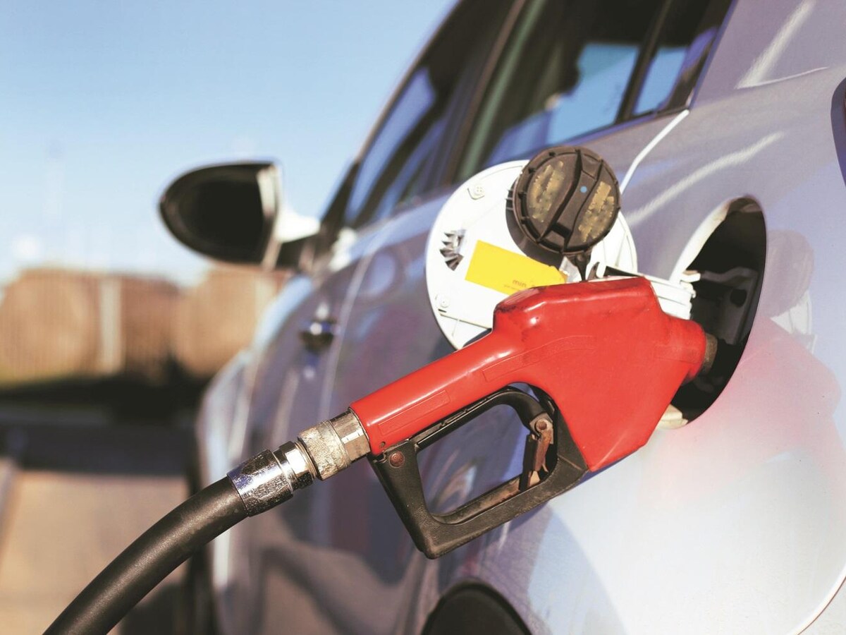 Young couple budgeting for a road trip using mobile app after fuel price drop – Vizzve Finance