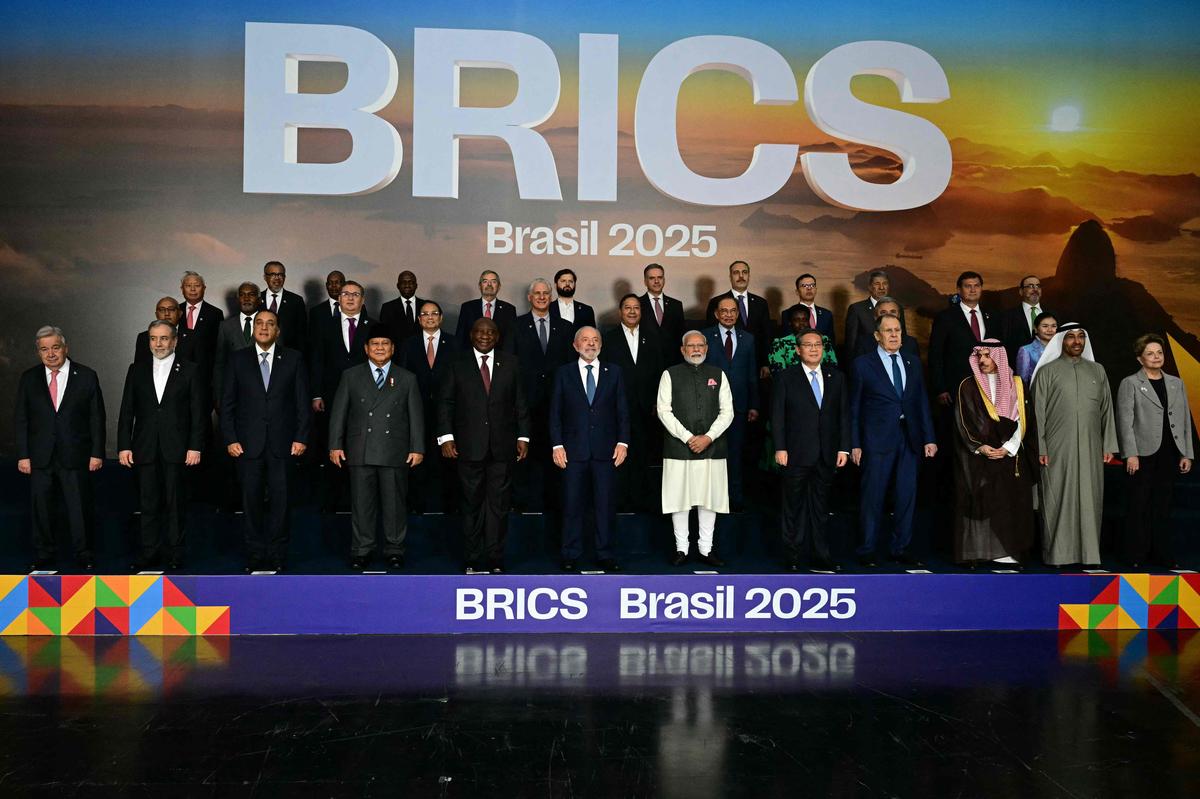 Donald Trump with global trade arrows affecting BRICS countries – Vizzve Geopolitics