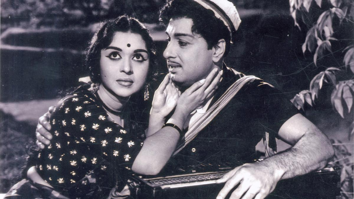 MGR sternly advising a fellow Tamil actor during a film shoot – Vizzve Cinema