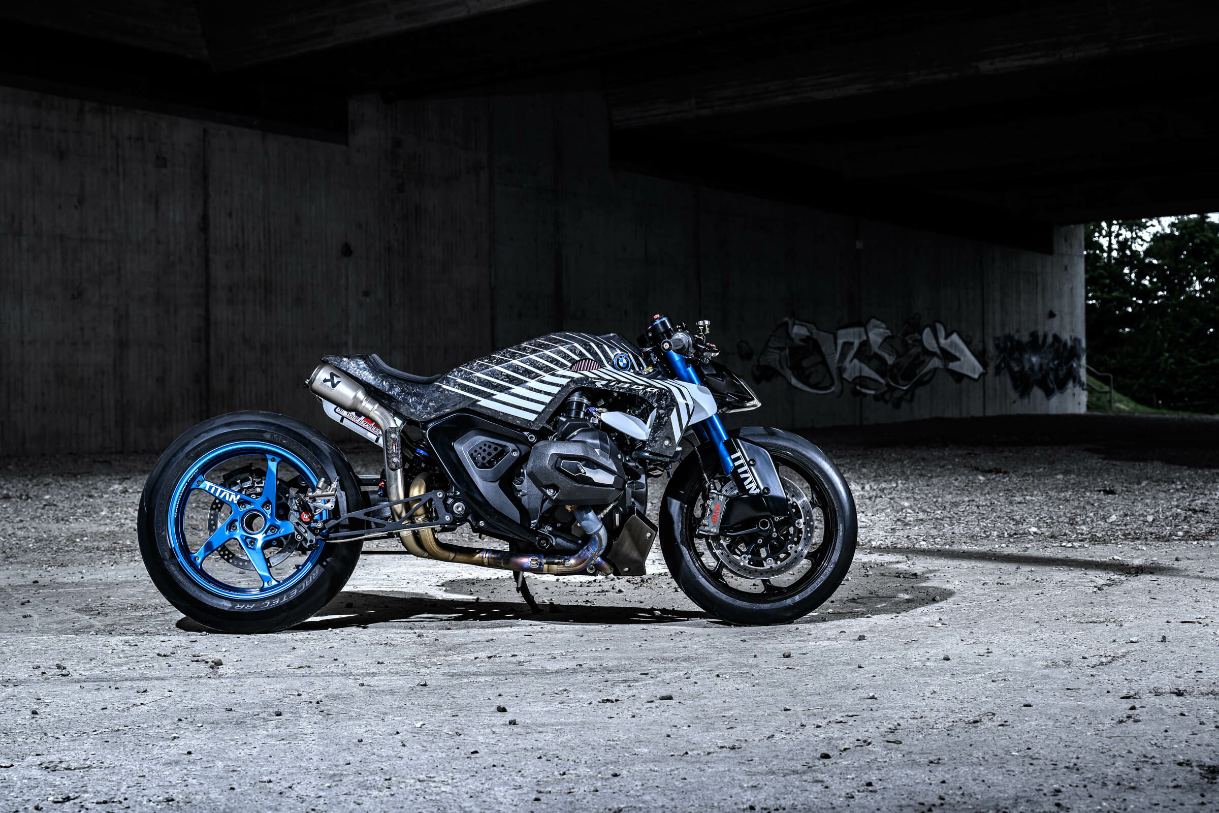 BMW R 1300 R Titan custom sprint bike with forged carbon body and nitrous boost system