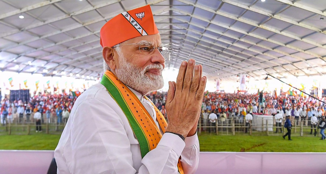 Prime Minister Narendra Modi addressing a crowd at the launch event of ₹5,400 crore infrastructure projects in West Bengal.