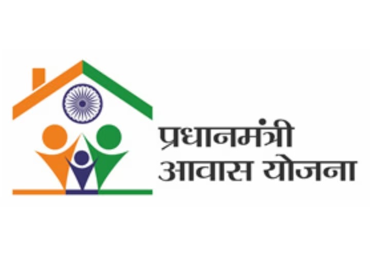 Indian family in front of their new home with Pradhan Mantri Awas Yojana (PMAY) banner and Vizzve Finance logo