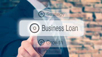 MSME owners in India’s industrial cluster with machinery, discussing finance with Vizzve team.