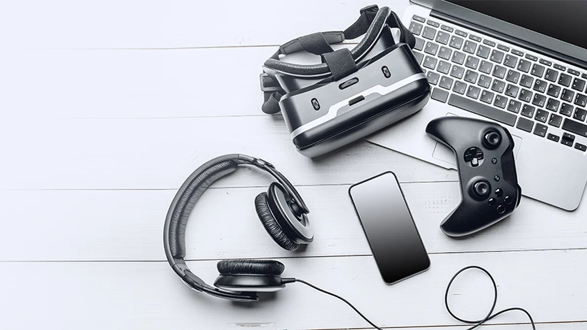 Customer purchasing a new laptop using Vizzve Finance gadget loan