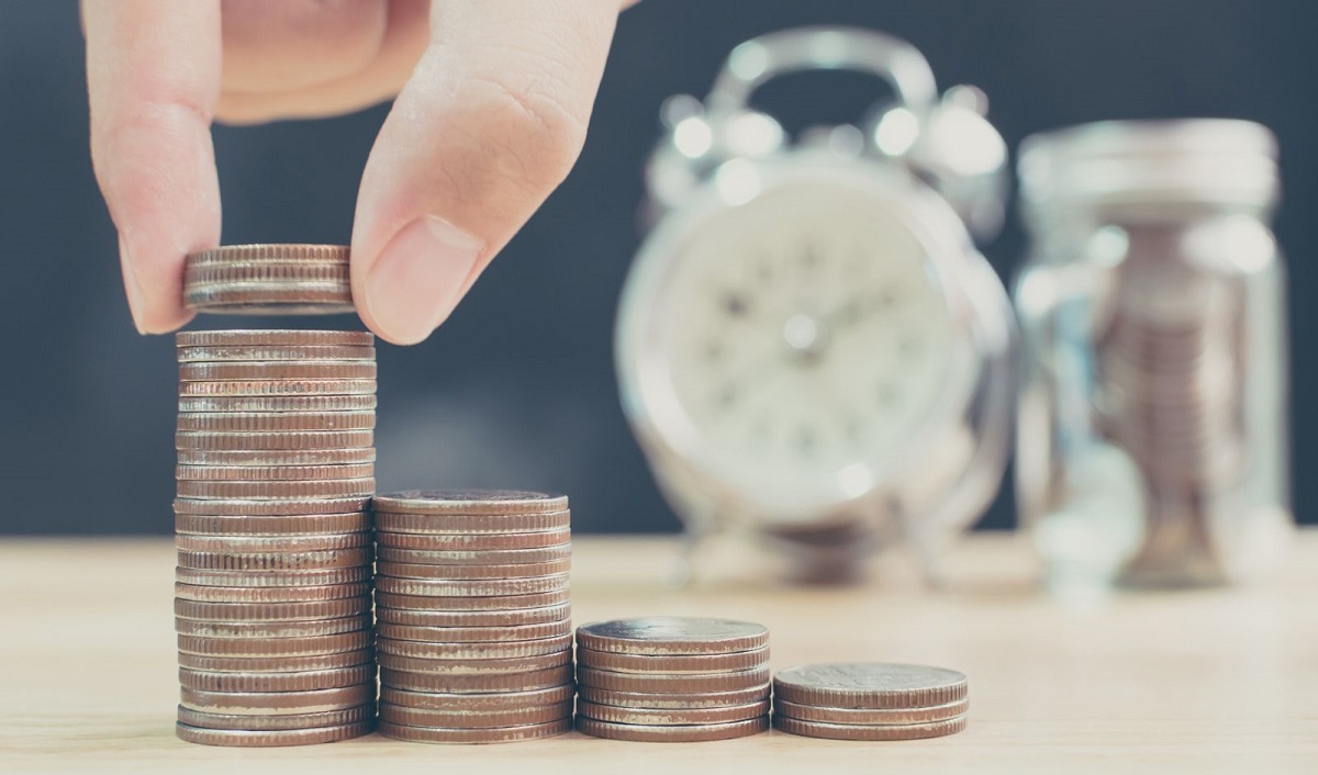 A clean desktop with a savings jar, crossed-out shopping bags, calendar, and minimal wallet representing a 21-day no-spend financial detox with Vizzve.