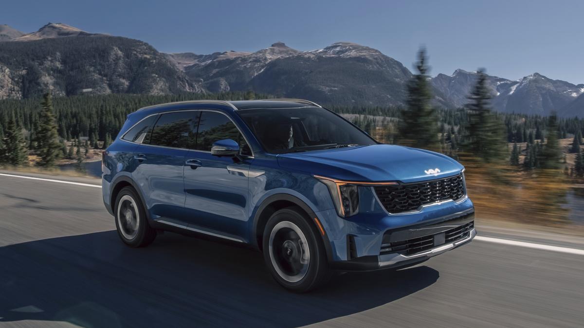 Image showing electric vehicles and hybrid cars with a traffic pollution background symbolizing challenges to clean air in India