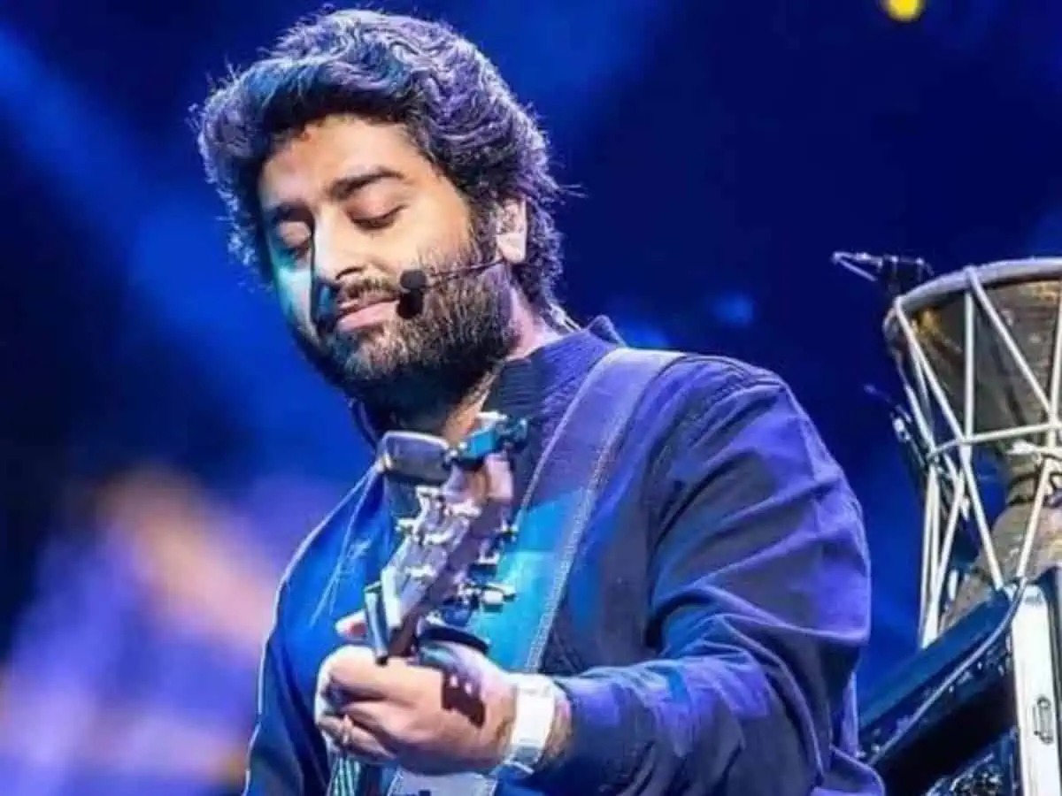 Arijit Singh performs live on stage – India's top-paid playback singer