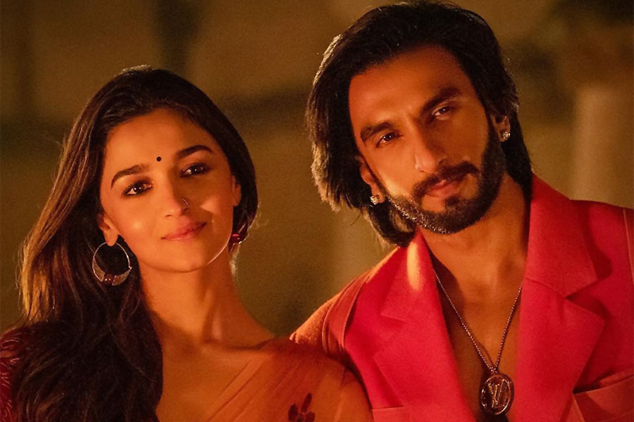 Alia Bhatt and Ranveer Singh smiling and celebrating the National Award for Rocky Aur Rani Kii Prem Kahaani