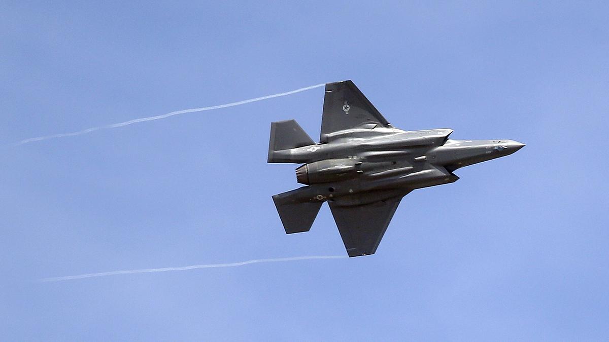 F-35 fighter jet flying with Indian and US flags symbolizing potential but unconfirmed defense talks between India and the United States