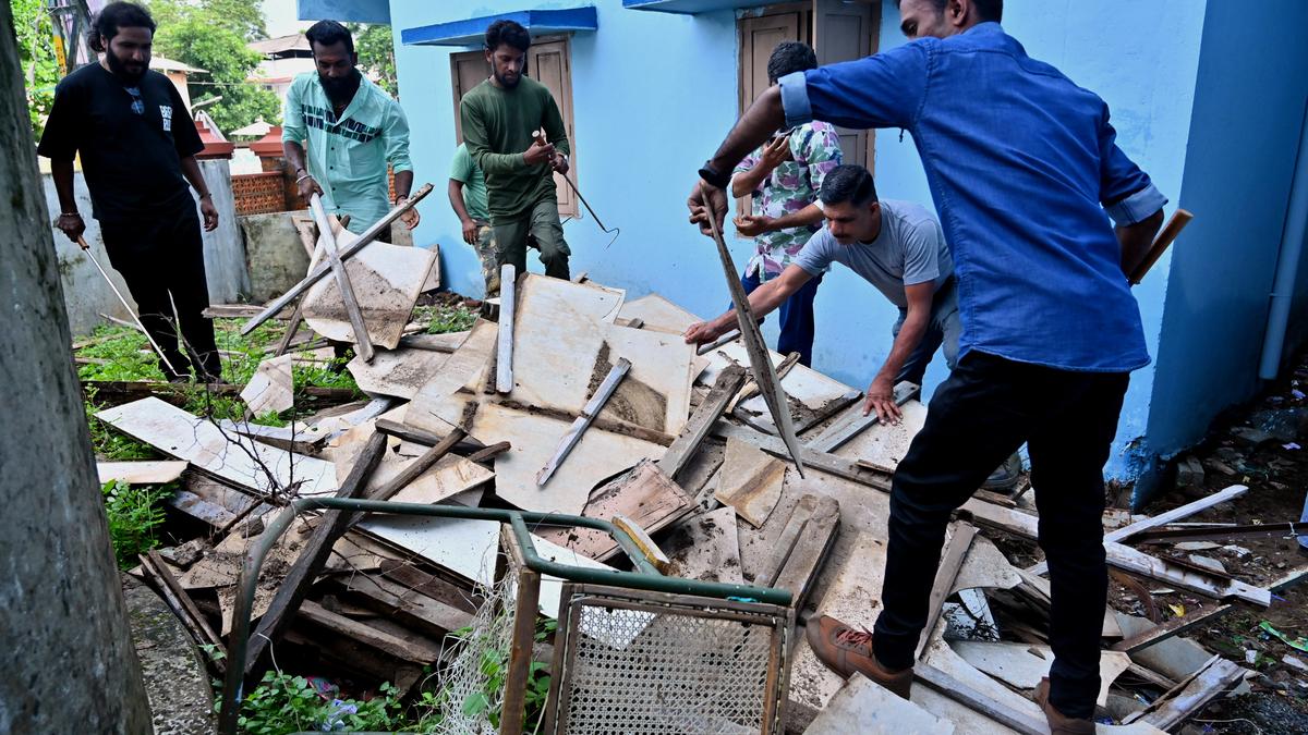 Kerala school teachers undergoing training in snake handling and rescue conducted by Kerala Forest Department in 2025