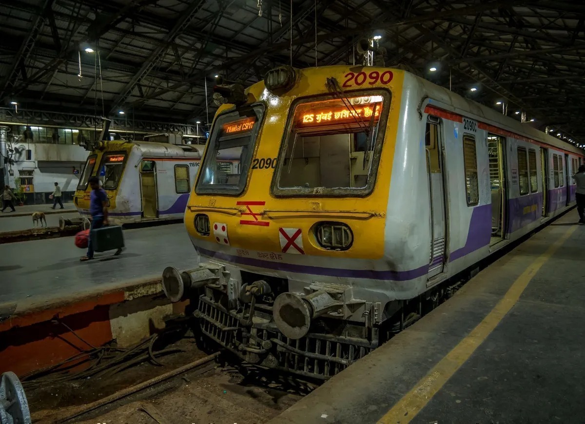 Mumbai Harbour Line train at Vashi station under night work conditions