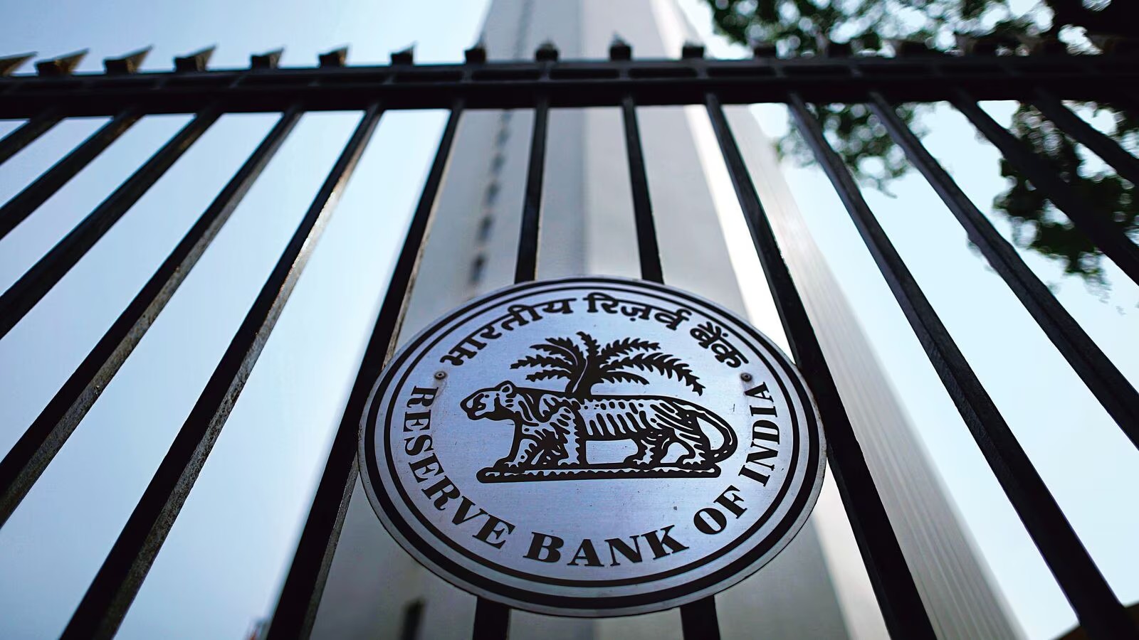 RBI building with interest rate graph for August 2025