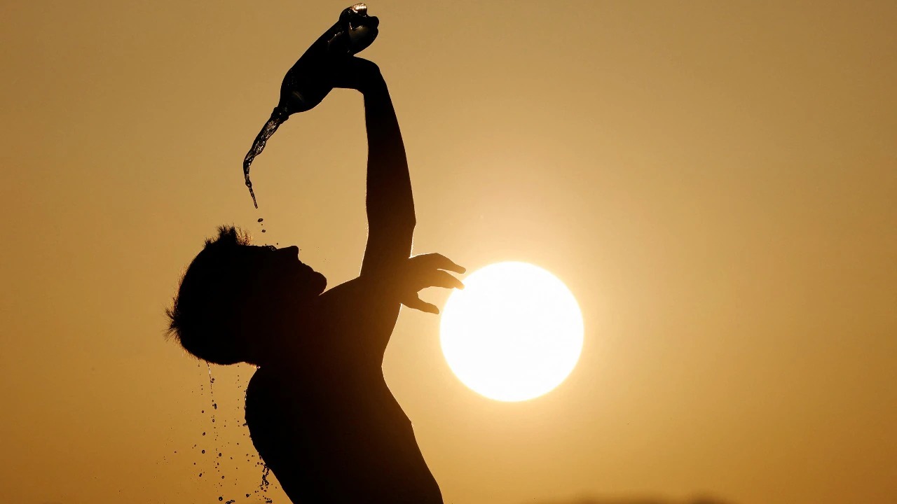People walking under scorching sun during extreme heatwave in India