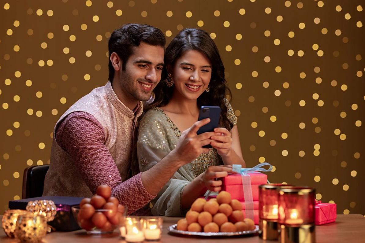 Happy couple at their wedding funded by Vizzve Finance loan