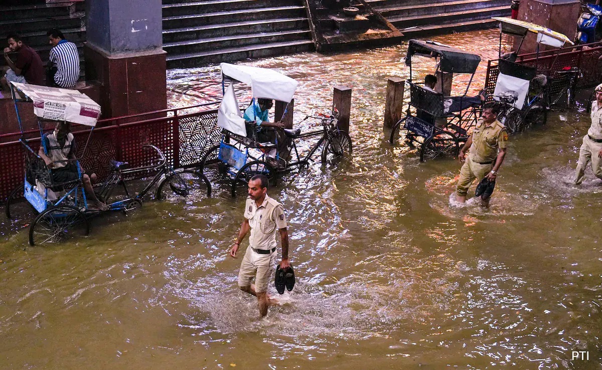 Heavy rainfall causing waterlogging in Delhi streets