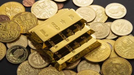 Gold bars and coins representing steady gold prices amid high demand