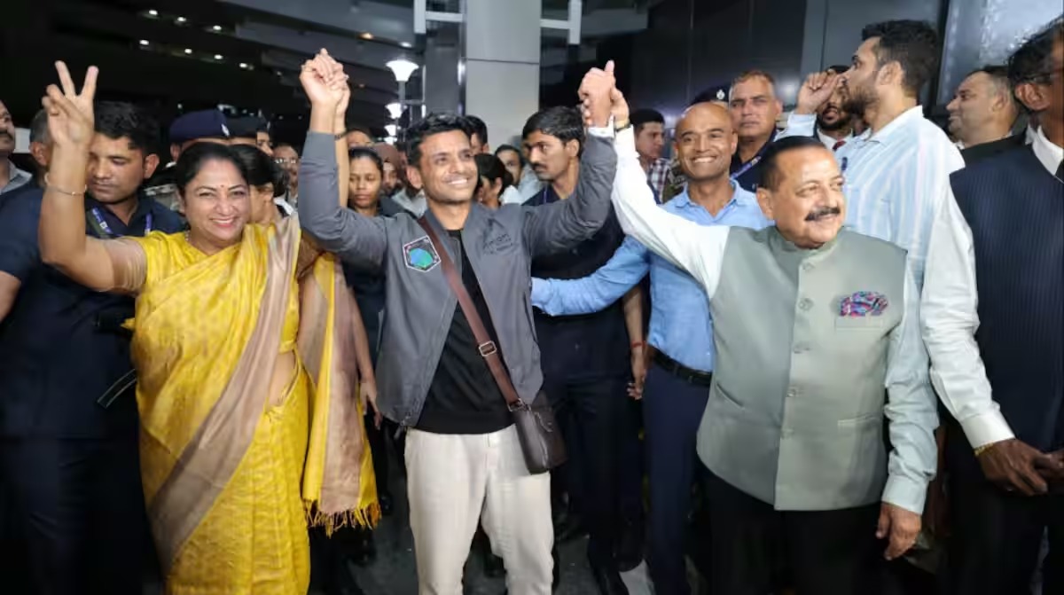Shubhanshu Shukla greeted by fans with flowers at Delhi Airport