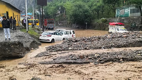 Landslide on Srinagar-Jammu Highway with heavy rain and traffic disruption