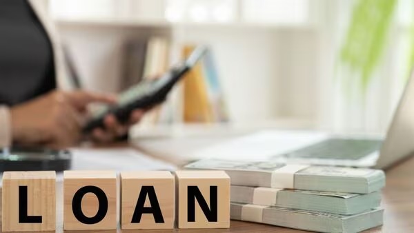 Comparison of Vizzve Microseva Instant Loans and Traditional Bank Loans in 2025